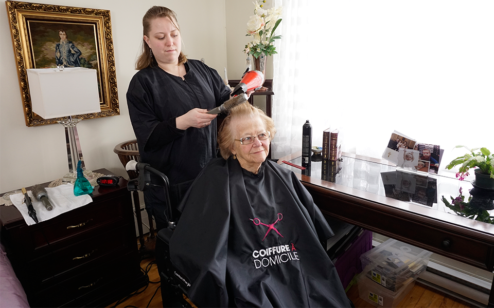 Un Nouveau Metier Le Coiffeur Social Ressources Fadoq Le Reseau Fadoq Est Le Plus Grand Organisme D Aines Au Canada