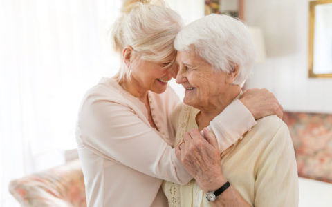 Dignité des personnes aînées : une « lentille aînée » doit être mise en place