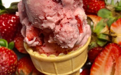 Crème glacée fraises et chocolat blanc