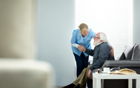 Soutien à domicile : une politique prometteuse, le succès dépend de l’application