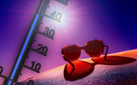 Canicule : conseils contre la déshydratation d’une personne âgée