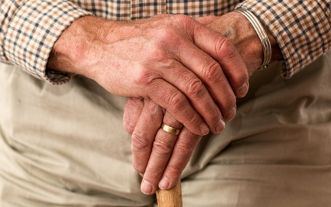 Personnes aînées invalides : les pénalités doivent cesser