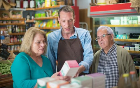 Un guide pour devenir un commerce ami des personnes aînées