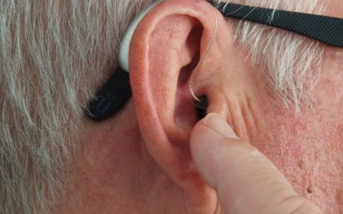 Accès aux appareils auditifs au Québec : un enjeu majeur de santé publique