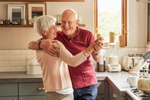 Deux aînés dansent heureux - Vente de maison sans commission