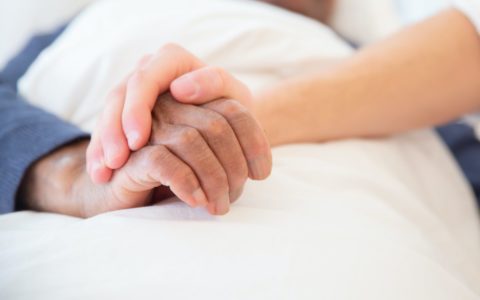 Les initiatives de soins palliatifs à domicile doivent être encouragées
