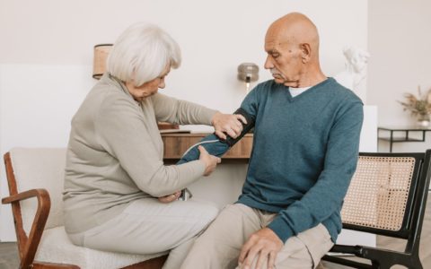 Personne proche aidante : un guide pratique utile