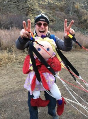 Bertrand Cloutier à l'atterrissage, les doigts en V en signe de victoire. Crédit : gracieuseté Bertrand Cloutier.
