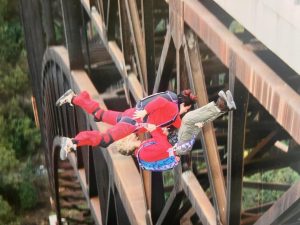 Bertrand Cloutier en pleine figure dans les airs avec sa conjointe de l'époque dans les bras. Crédit : gracieuseté Bertrand Cloutier.