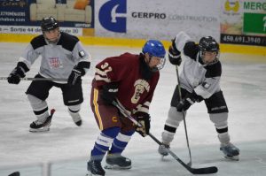 Des personnes aînées jouant au hockey