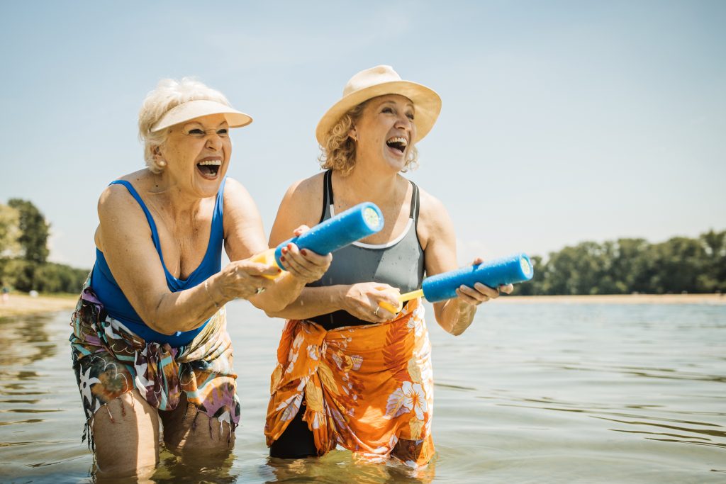 Femmes jouant dans l'eau